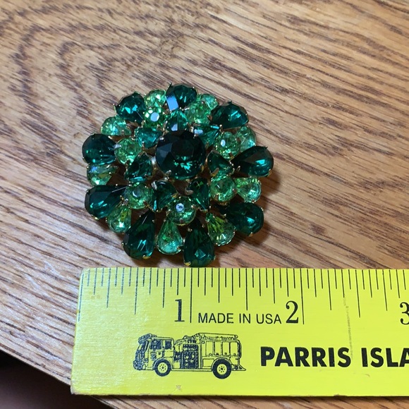 Vintage Gold-tone Green Rhinestone Domed Brooch - Picture 16 of 17